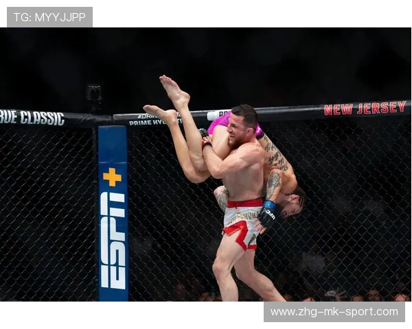 UFC狂砸十五拳裁判拉都拉不开，格斗现场燃爆全场